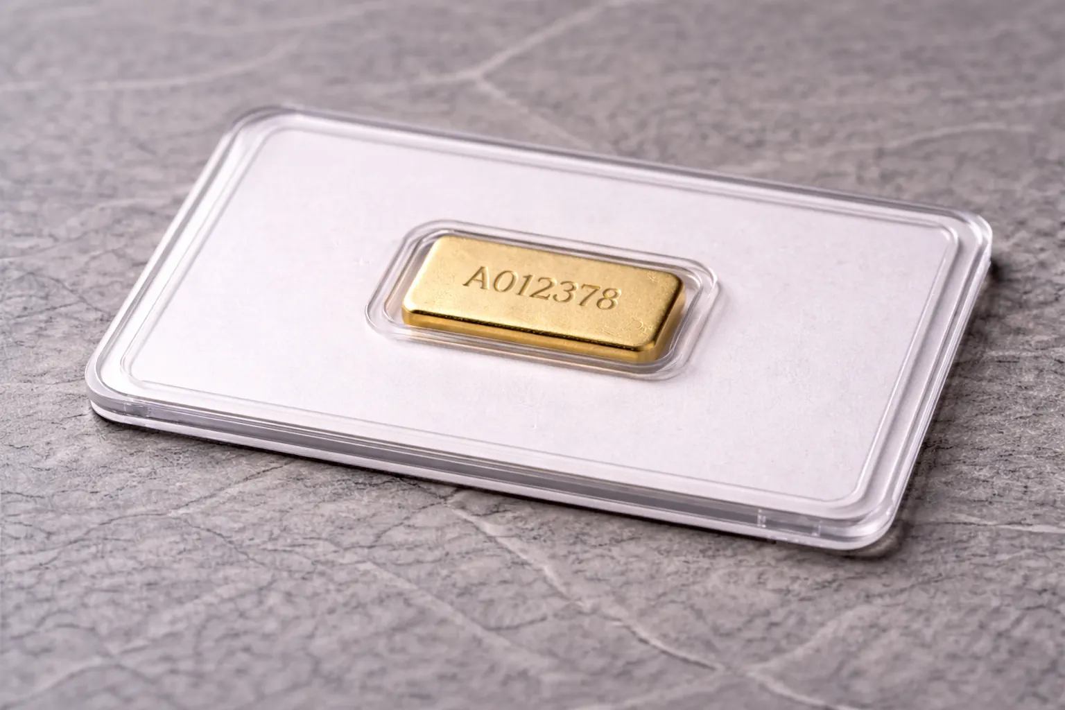 Klein cast goudbaar naast nano-SIM voor schaal