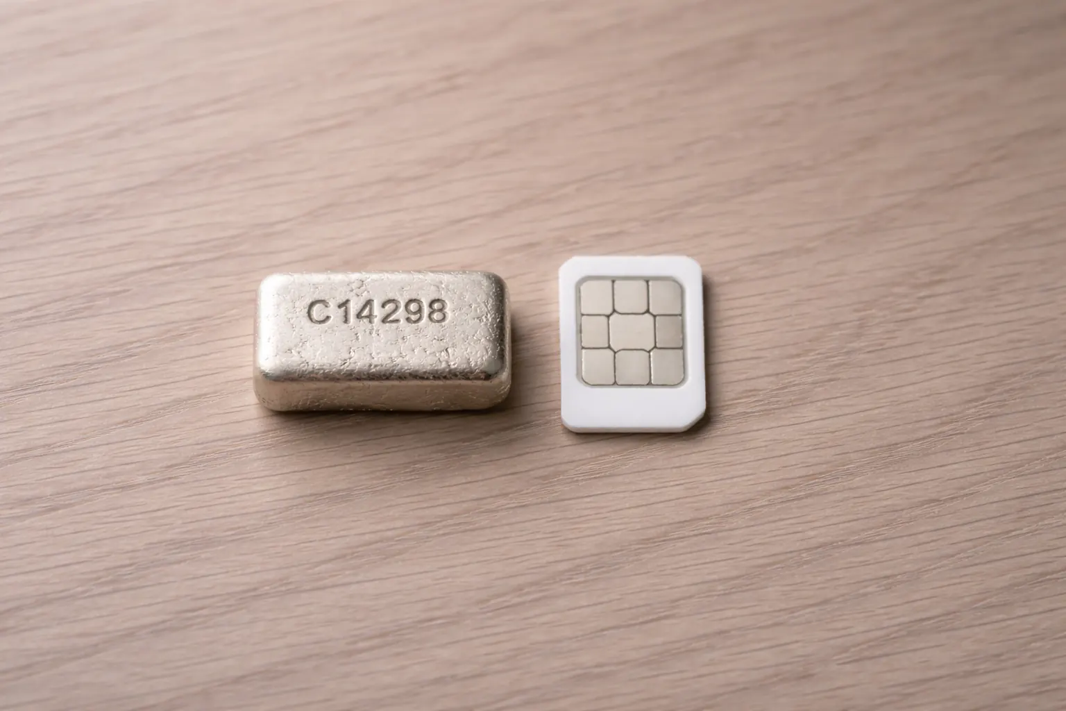 Klein cast zilverbaar naast nano-SIM voor schaal