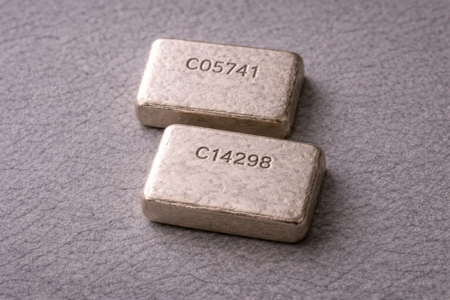 Cast zilverbaar op licht beton